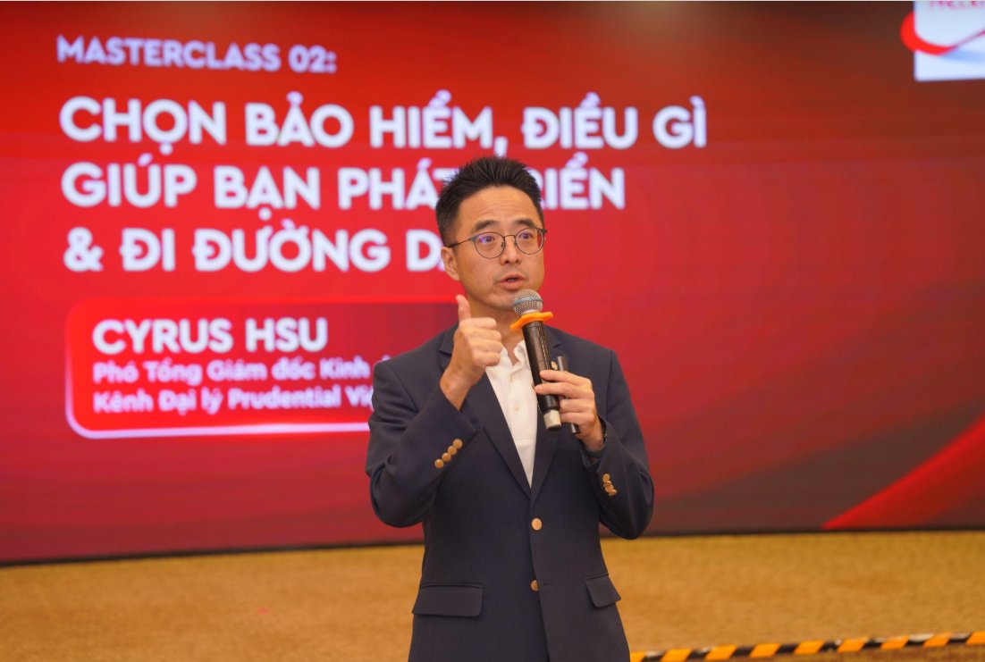 Ông Cyrus Hsu, Phó Tổng Giám đốc Kinh doanh Kênh Đại lý Prudential Việt Nam, giao lưu và chia sẻ những góc nhìn thực tế về nghề tư vấn tài chính với các bạn trẻ tại sự kiện trải nghiệm và định hướng nghề nghiệp của Prudential. Ảnh: Prudential Ông Cyrus Hsu, Phó Tổng Giám đốc Kinh doanh Kênh Đại lý Prudential Việt Nam, giao lưu và chia sẻ những góc nhìn thực tế về nghề tư vấn tài chính với các bạn trẻ tại sự kiện trải nghiệm và định hướng nghề nghiệp của Prudential. Ảnh: Prudential