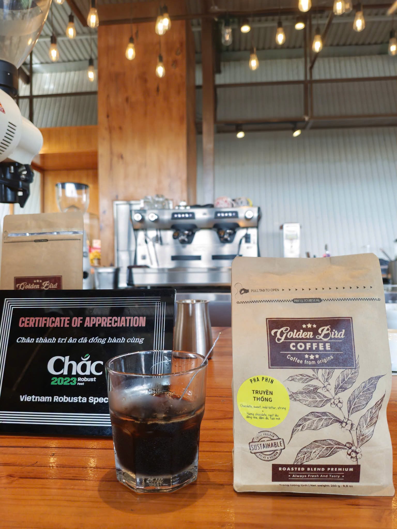 Tại T&aacute;m Tr&igrave;nh Coffee Experience, du kh&aacute;ch kh&ocirc;ng chỉ thưởng thức đồ uống m&agrave; c&ograve;n c&oacute; cơ hội t&igrave;m hiểu c&aacute;c c&ocirc;ng đoạn tạo n&ecirc;n một sản phẩm c&agrave; ph&ecirc; ho&agrave;n chỉnh.