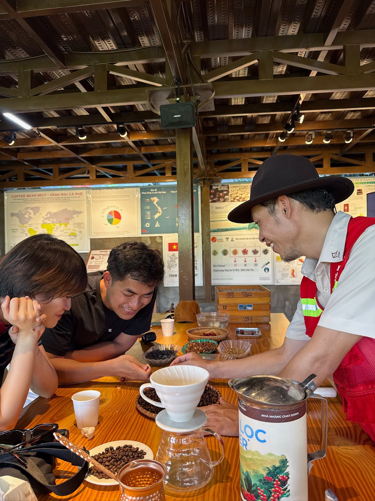 &Ocirc;ng Đo&agrave;n Mạnh Tr&igrave;nh đang c&ugrave;ng du kh&aacute;ch trải nghiệm từ n&ocirc;ng trại đến t&aacute;ch c&agrave; ph&ecirc; Farm to Cup.