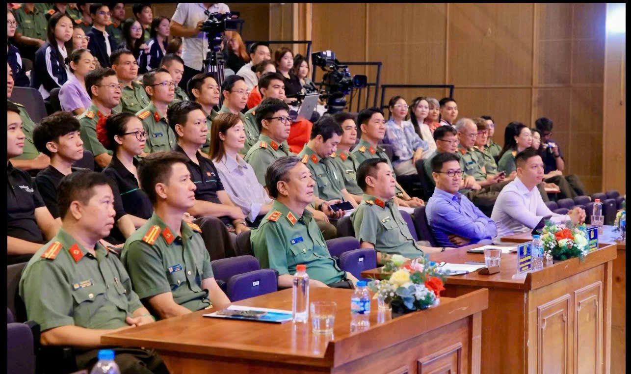 Trung tướng Đỗ Triệu Phong, Cục trưởng Cục Truyền th&ocirc;ng CAND, Trưởng Ban Tổ chức Li&ecirc;n hoan Truyền h&igrave;nh, Ph&aacute;t thanh, Điện ảnh CAND lần thứ XV c&ugrave;ng c&aacute;c đại biểu dự Hội thảo. Ảnh: PV