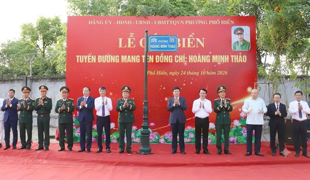 C&aacute;c đại biểu tham gia lễ gắn biển tuyến đường mang t&ecirc;n đồng ch&iacute; Ho&agrave;ng Minh Thảo