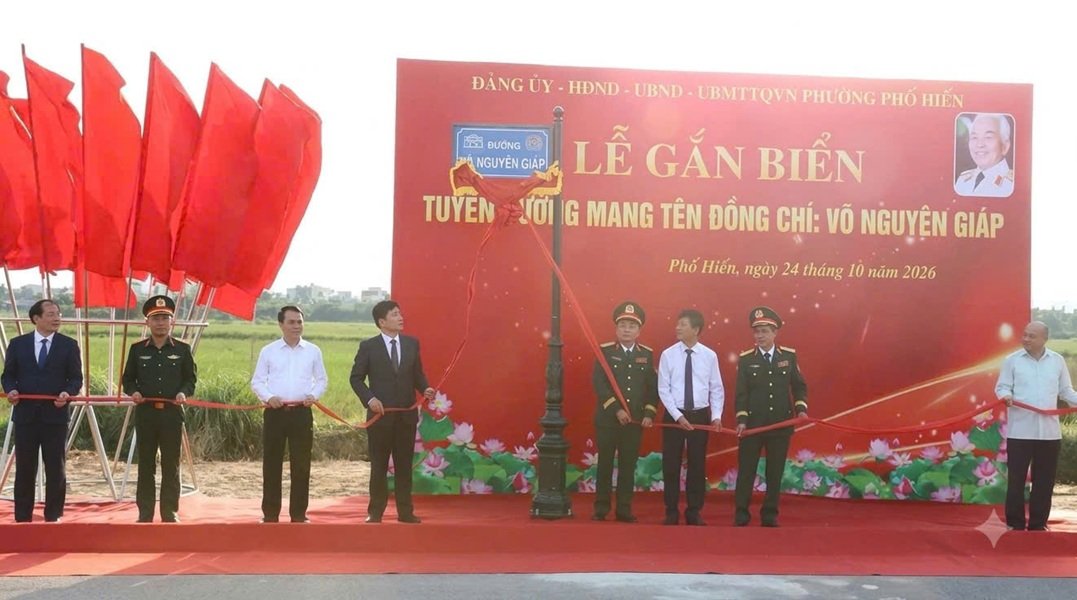 &aacute;c đại biểu tham gia lễ gắn biển tuyến đường mang t&ecirc;n đồng ch&iacute; V&otilde; Nguy&ecirc;n Gi&aacute;p.