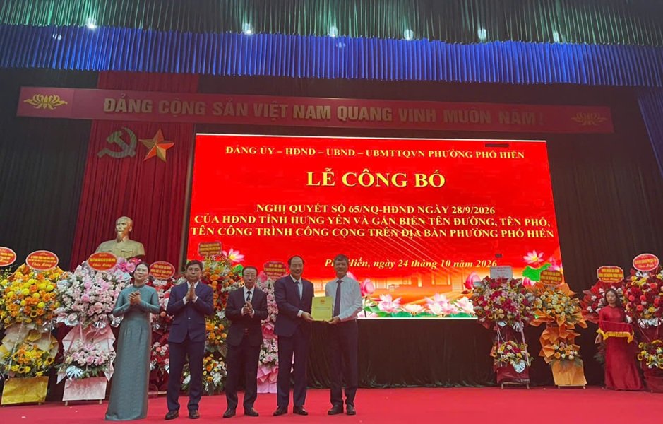 &Ocirc;ng L&ecirc; Xu&acirc;n Tiến, Ph&oacute; Chủ tịch Thường trực HĐND tỉnh Hưng Y&ecirc;n trao Nghị quyết số 65/NQ - HĐND của HĐND tỉnh cho phường Phố Hiến.