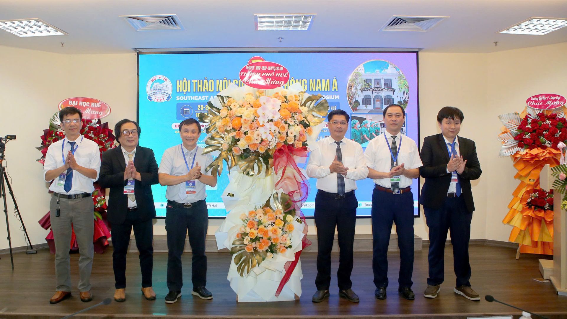 UBND thành phố Huế tặng hoa chúc mừng hội nghị UBND thành phố Huế tặng hoa chúc mừng hội nghị
