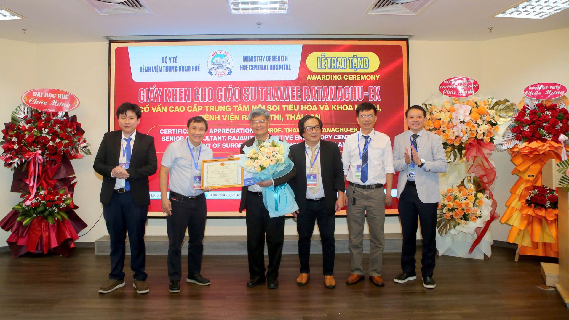 tri ân những đóng góp của GS.BS. Thawee Ratanachu-Ek tri ân những đóng góp của GS.BS. Thawee Ratanachu-Ek