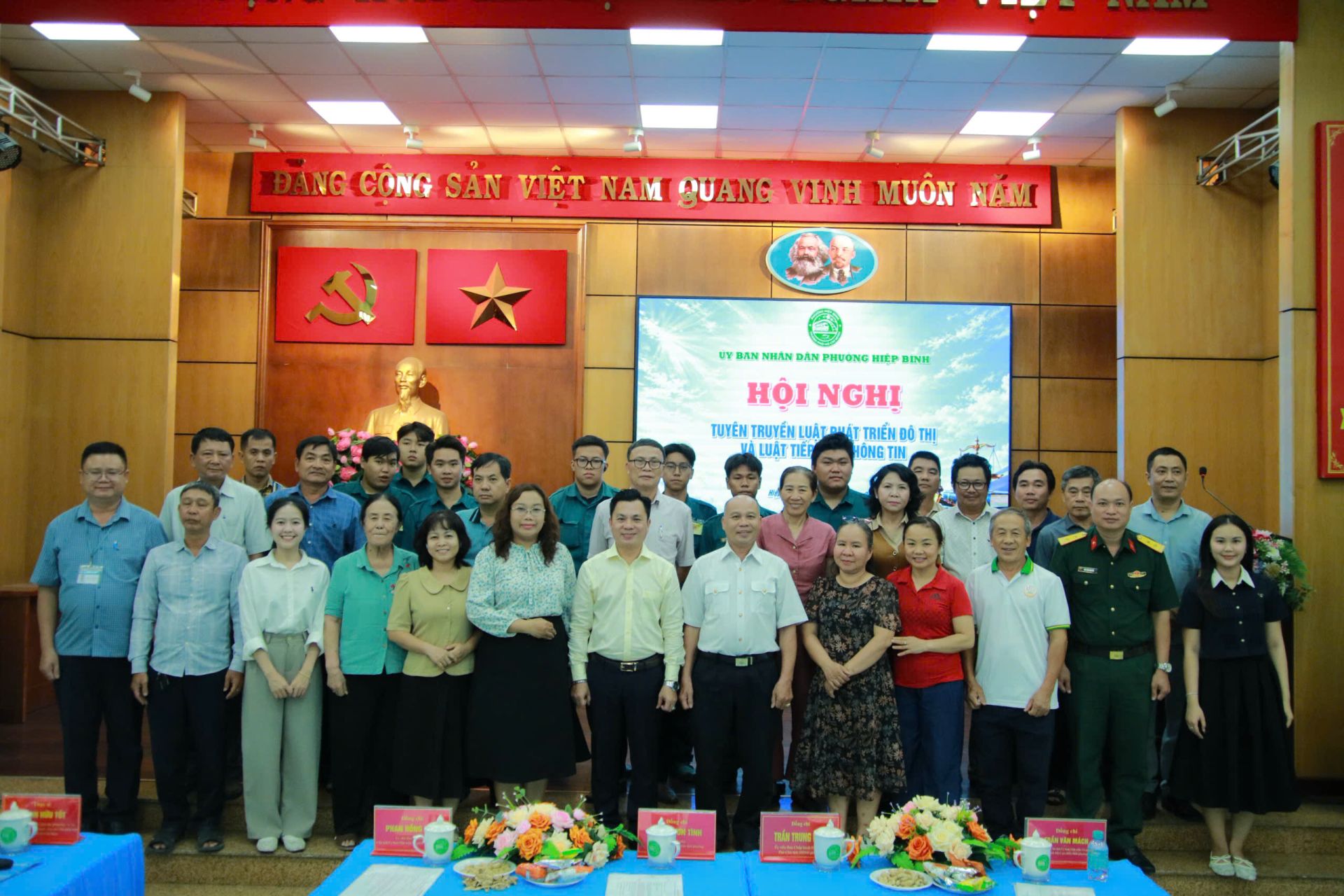Đại diện l&atilde;nh đạo phường Hiệp B&igrave;nh c&ugrave;ng đại diện Sở Tư ph&aacute;p TP.HCM v&agrave; c&aacute;c đại biểu tham dự hội nghị chụp ảnh lưu niệm.
