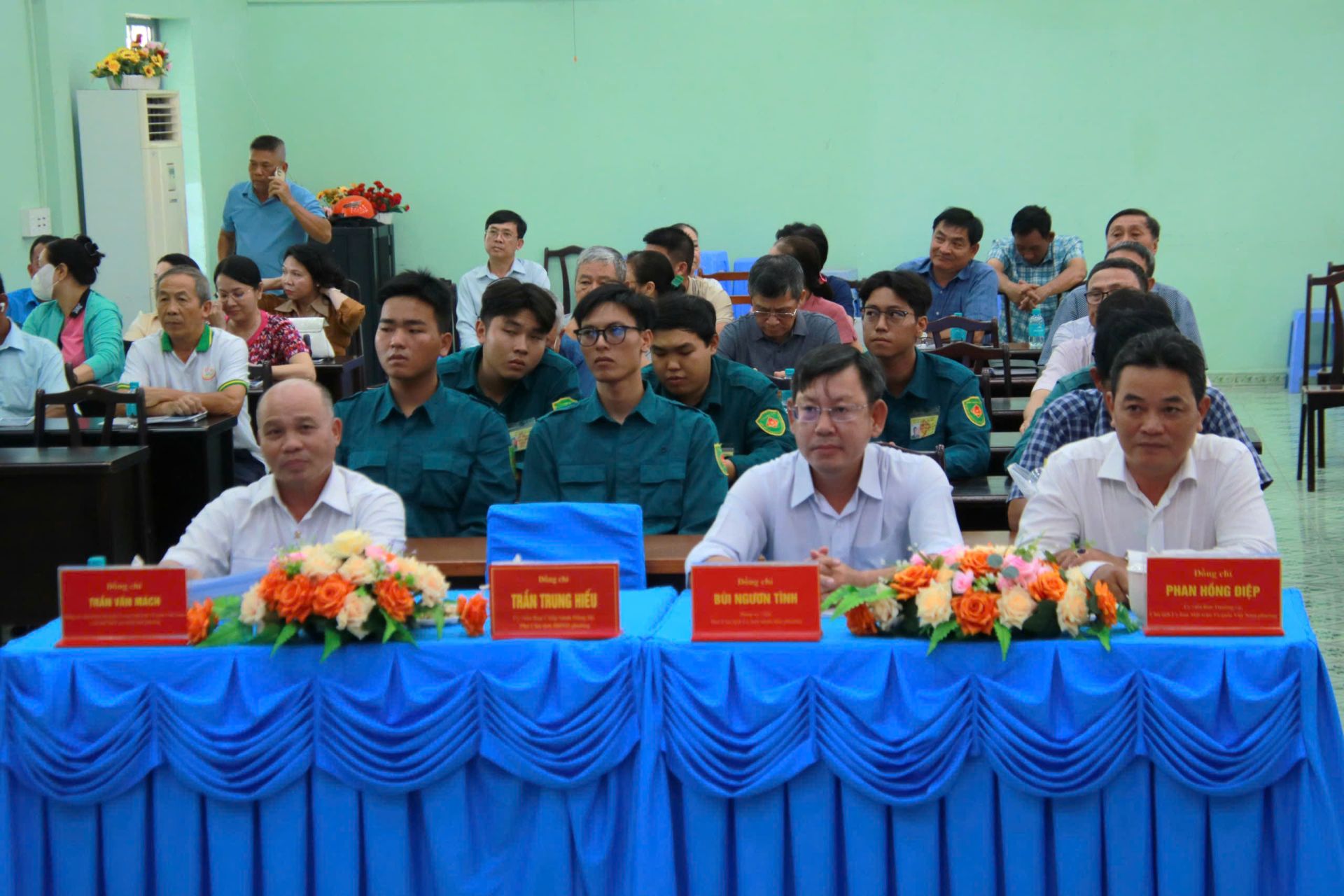 Đại diện l&atilde;nh đạo phường Hiệp B&igrave;nh c&ugrave;ng c&aacute;c đại biểu tham dự hội nghị tuy&ecirc;n truyền, phổ biến Luật Ph&aacute;t triển đ&ocirc; thị v&agrave; Luật Tiếp cận th&ocirc;ng tin.