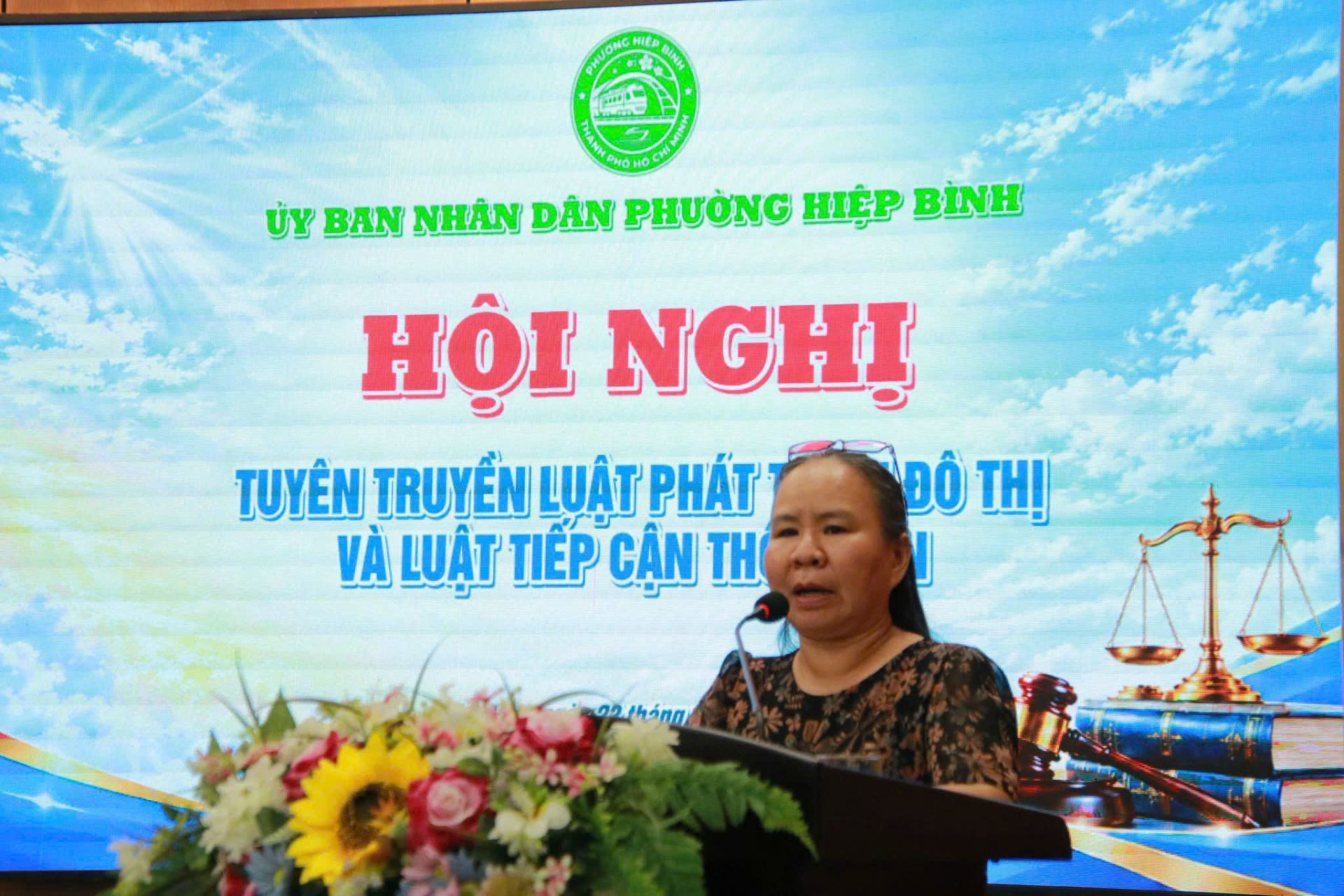 B&agrave; Nguyễn Thị Đại, Ph&oacute; Trưởng ph&ograve;ng Kiểm tra văn bản, Sở Tư ph&aacute;p TP.HCM, phổ biến c&aacute;c quy định của Luật Tiếp cận th&ocirc;ng tin.