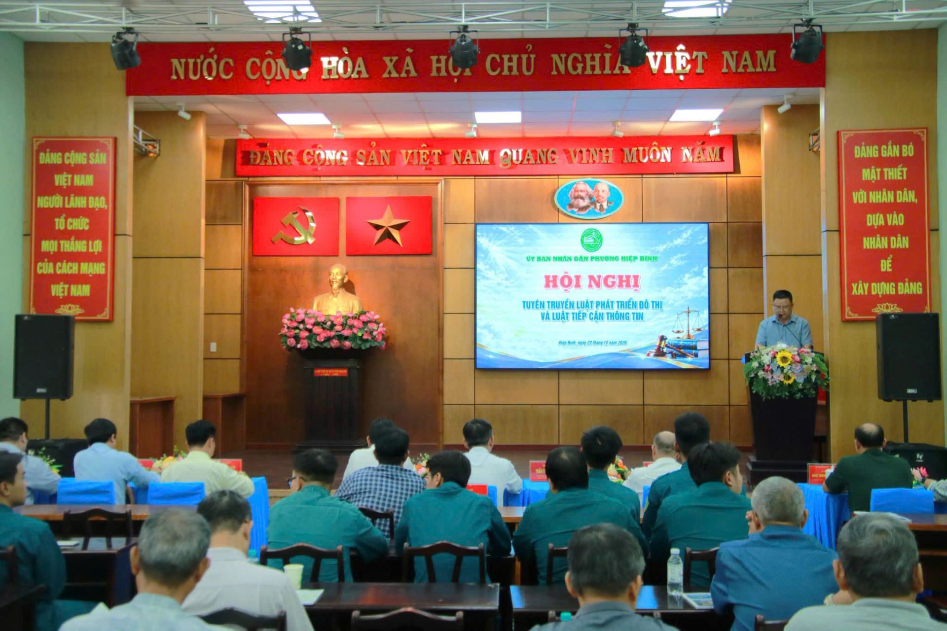 Quang cảnh hội nghị tuy&ecirc;n truyền, phổ biến Luật Ph&aacute;t triển đ&ocirc; thị v&agrave; Luật Tiếp cận th&ocirc;ng tin do UBND phường Hiệp B&igrave;nh tổ chức chiều 23/10.