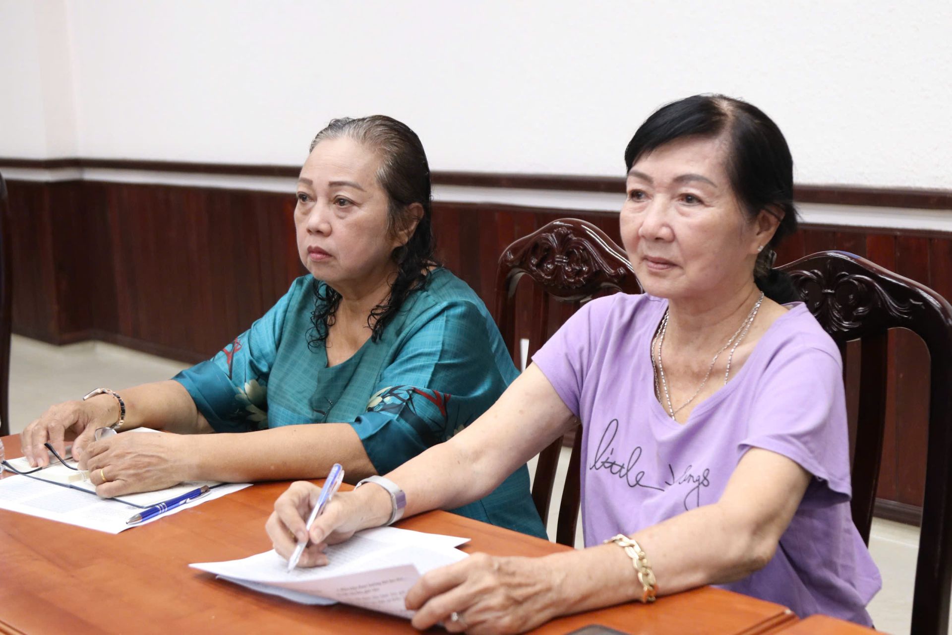 Bà Lê Thị Mến (áo tím), người dân khu phố 28, phường Tân Bình, chia sẻ về ý nghĩa thiết thực của hội nghị tập huấn pháp luật và kỹ năng hòa giải ở cơ sở. Bà Lê Thị Mến (áo tím), người dân khu phố 28, phường Tân Bình, chia sẻ về ý nghĩa thiết thực của hội nghị tập huấn pháp luật và kỹ năng hòa giải ở cơ sở.