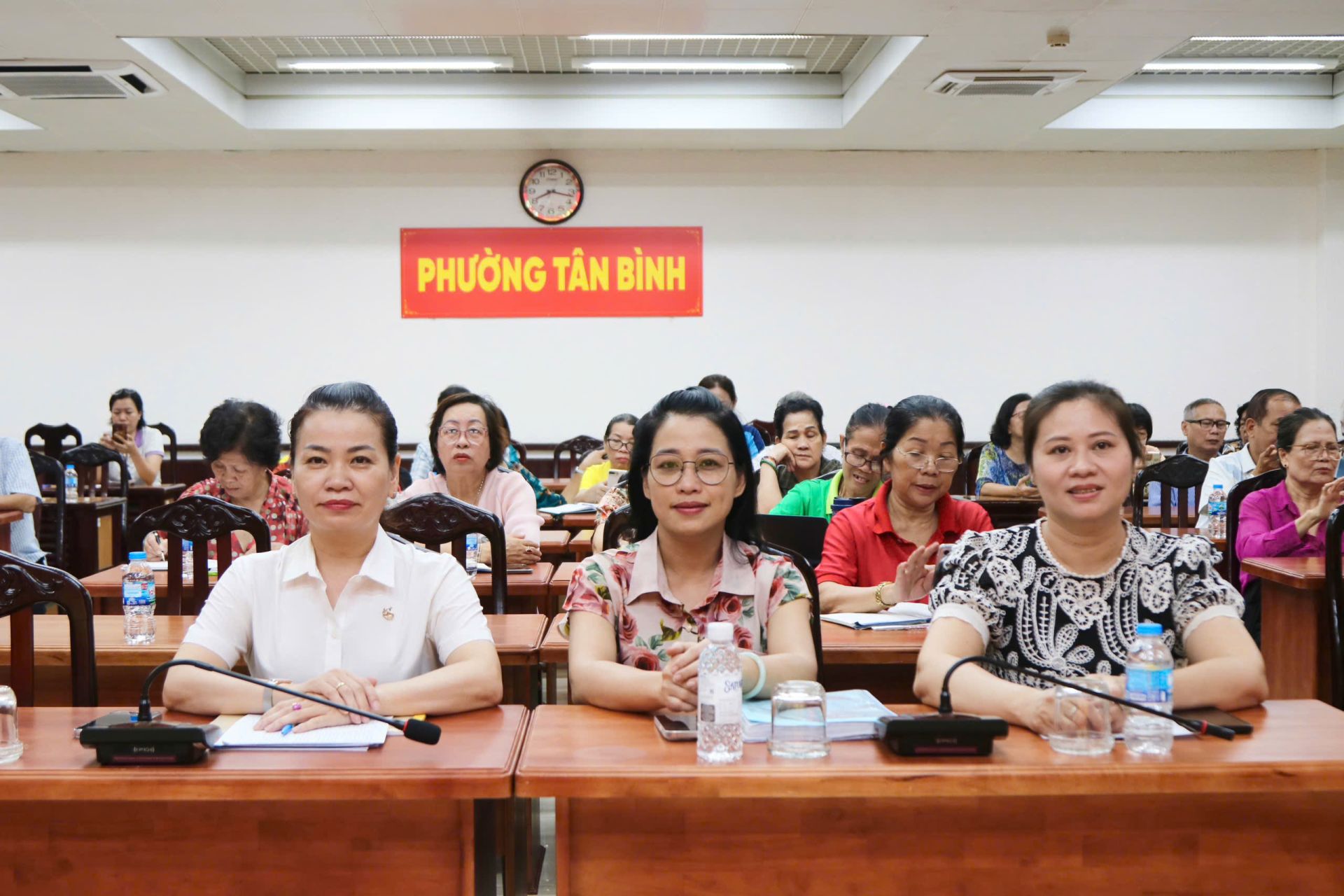 Bà Huỳnh Thị Diễm Trang (ngoài cùng bên trái), Chánh Văn phòng HĐND và UBND phường Tân Bình, cùng các đại biểu tham dự hội nghị tập huấn, bồi dưỡng kiến thức pháp luật và kỹ năng hòa giải ở cơ sở năm 2026. Bà Huỳnh Thị Diễm Trang (ngoài cùng bên trái), Chánh Văn phòng HĐND và UBND phường Tân Bình, cùng các đại biểu tham dự hội nghị tập huấn, bồi dưỡng kiến thức pháp luật và kỹ năng hòa giải ở cơ sở năm 2026.
