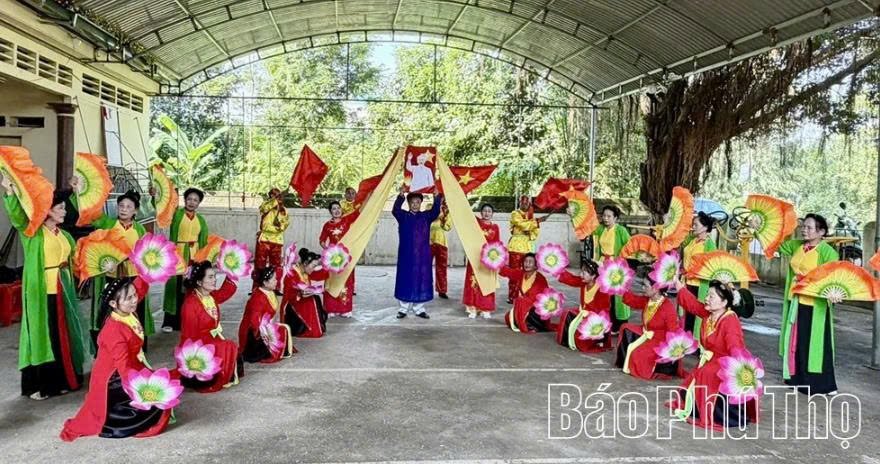 C&acirc;u lạc bộ văn nghệ, thể thao Minh T&acirc;n, x&atilde; S&ocirc;ng L&ocirc; duy tr&igrave; tập luyện thường xuy&ecirc;n, tạo s&acirc;n chơi văn h&oacute;a tinh thần.
