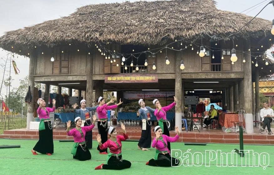 Văn nghệ quần ch&uacute;ng l&agrave; điểm nhấn văn h&oacute;a đặc sắc trong chương tr&igrave;nh Giỗ Tổ H&ugrave;ng Vương - Lễ hội Đền H&ugrave;ng.