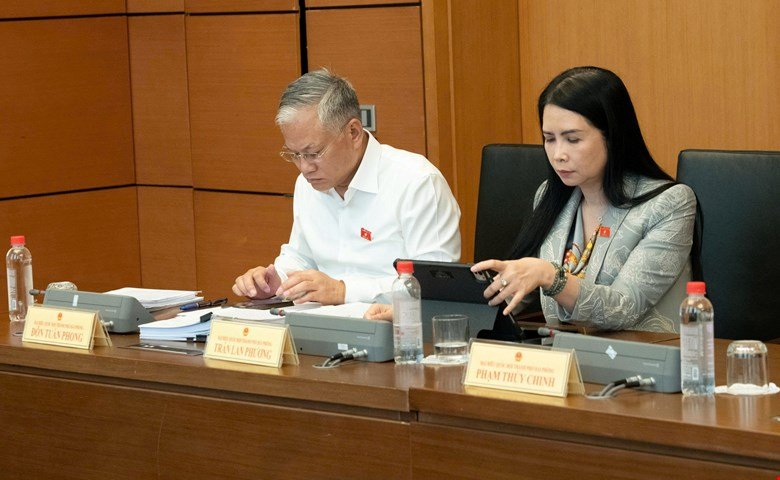 Đại biểu Quốc hội th&agrave;nh phố Hải Ph&ograve;ng tham dự phi&ecirc;n thảo luận tại Tổ 3