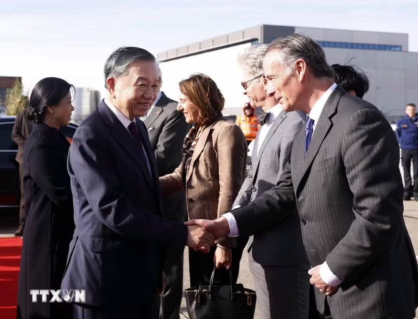 Quan chức Bỉ tiễn Tổng Bí thư, Chủ tịch nước Tô Lâm và Phu nhân Ngô Phương Ly tại Sân bay quân sự Melsbroek, Brussels. (Ảnh: Thống Nhất/TTXVN) Quan chức Bỉ tiễn Tổng Bí thư, Chủ tịch nước Tô Lâm và Phu nhân Ngô Phương Ly tại Sân bay quân sự Melsbroek, Brussels. (Ảnh: Thống Nhất/TTXVN)