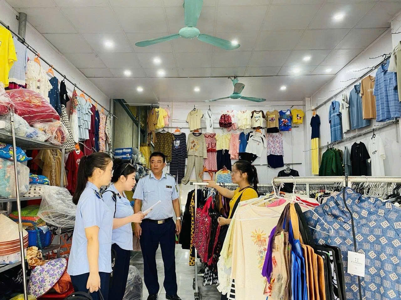 Lực lượng thuộc Đội QLTT số 6 kiểm tra h&agrave;ng h&oacute;a tại cơ sở kinh doanh tr&ecirc;n địa b&agrave;n quản l&yacute;