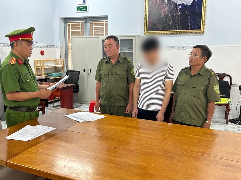 Lực lượng chức năng tống đạt quyết định tố tụng đối với