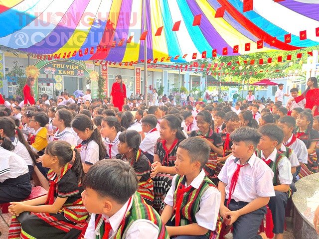 Học sinh miền n&uacute;i học hai buổi c&oacute; thể được hỗ trợ bữa trưa.