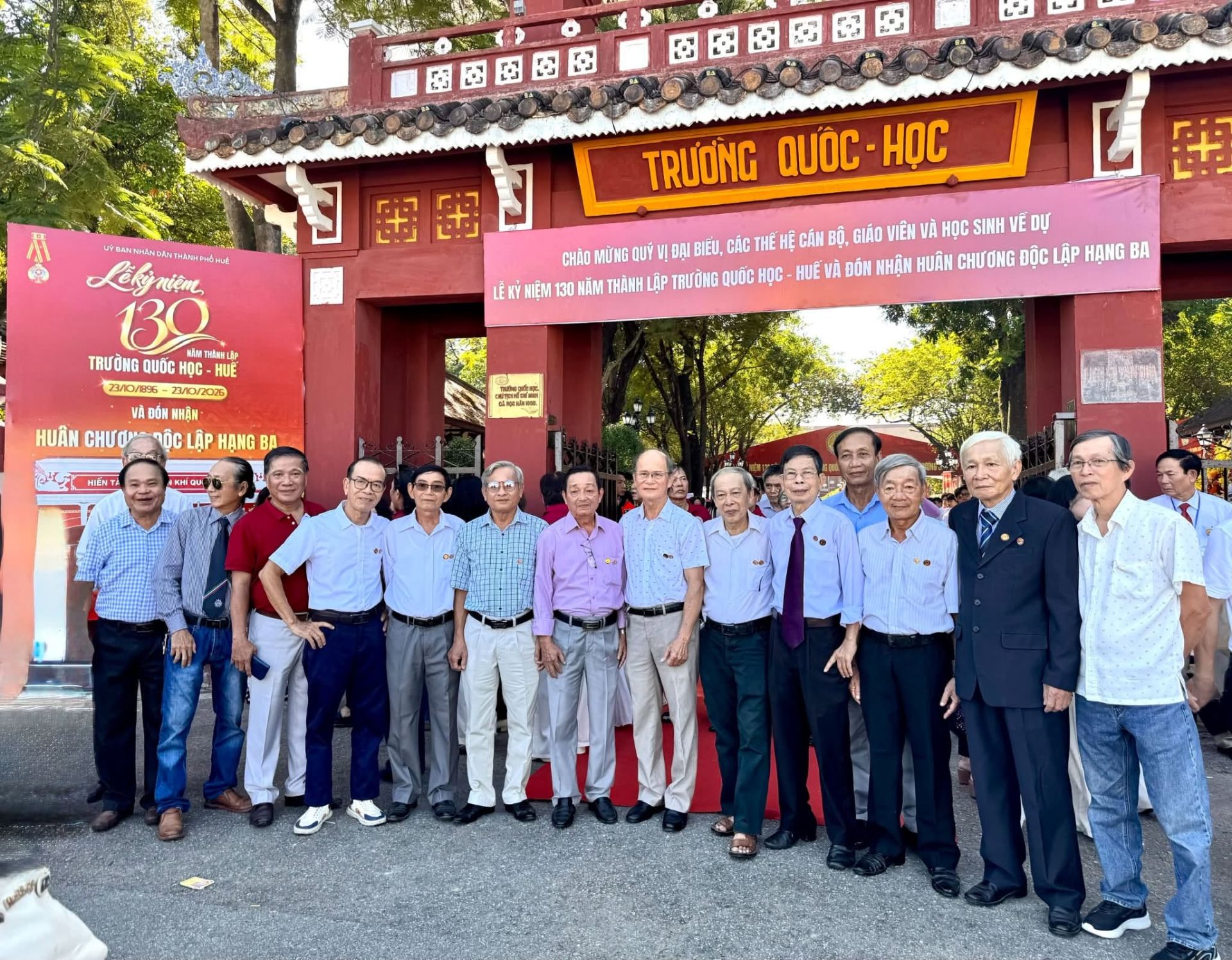 c&aacute;c thế hệ học sinh Quốc Học về dự lễ kỷ niệm 130 năm