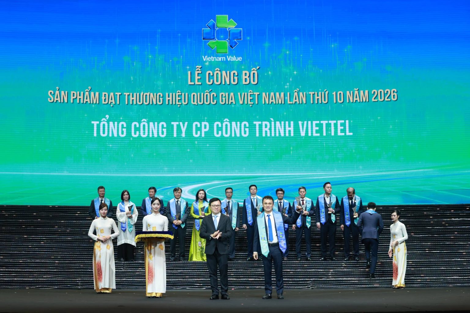 Đại diện Viettel Construction nhận giải thưởng Đại diện Viettel Construction nhận giải thưởng