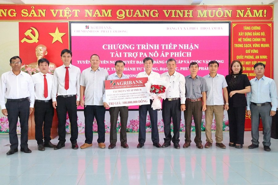 Agribank Chi nh&aacute;nh Lộc Ph&aacute;t L&acirc;m Đồng trao tặng 100 pano tuy&ecirc;n truyền cho x&atilde; Ph&uacute;c Thọ L&acirc;m H&agrave;, tổng trị gi&aacute; 100 triệu đồng. (Ảnh: P.H)