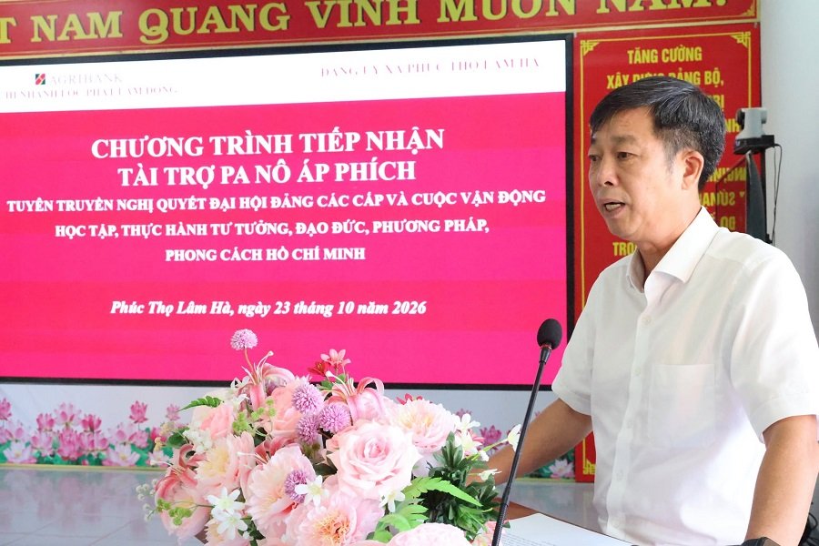 &Ocirc;ng Thẩm Mạnh Cường &ndash; Gi&aacute;m đốc Agribank Chi nh&aacute;nh Lộc Ph&aacute;t L&acirc;m Đồng ph&aacute;t biểu, b&agrave;y tỏ mong muốn tiếp tục đồng h&agrave;nh, hỗ trợ x&atilde; Ph&uacute;c Thọ L&acirc;m H&agrave; trong c&ocirc;ng t&aacute;c tuy&ecirc;n truyền v&agrave; c&aacute;c hoạt động v&igrave; cộng đồng tại địa phương.