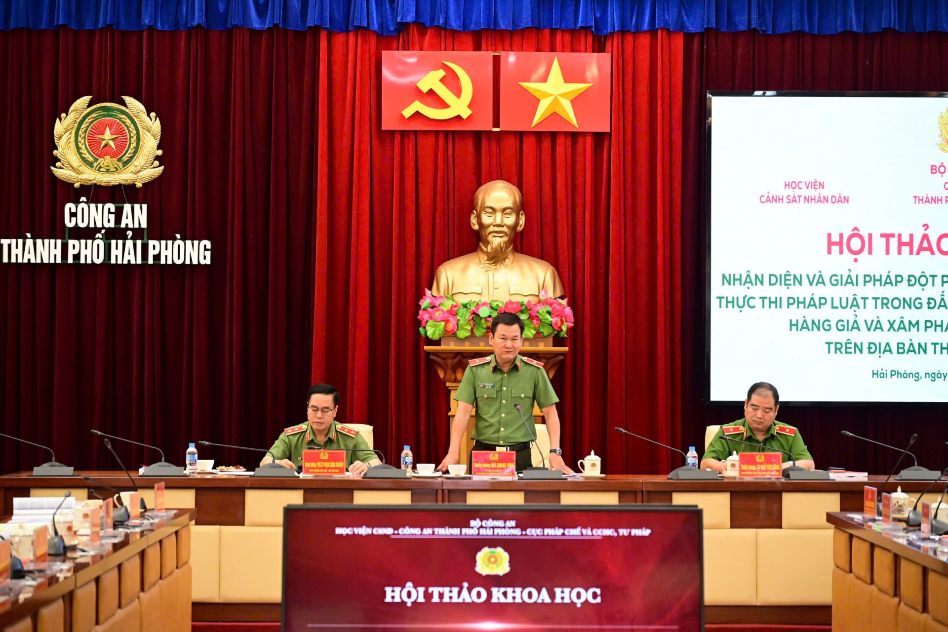Thiếu tướng, Tiến sĩ Bùi Quang Bình, Giám đốc Công an thành phố Hải Phòng phát biểu chỉ đạo và kết luận bế mạc Hội thảo. Thiếu tướng, Tiến sĩ Bùi Quang Bình, Giám đốc Công an thành phố Hải Phòng phát biểu chỉ đạo và kết luận bế mạc Hội thảo.