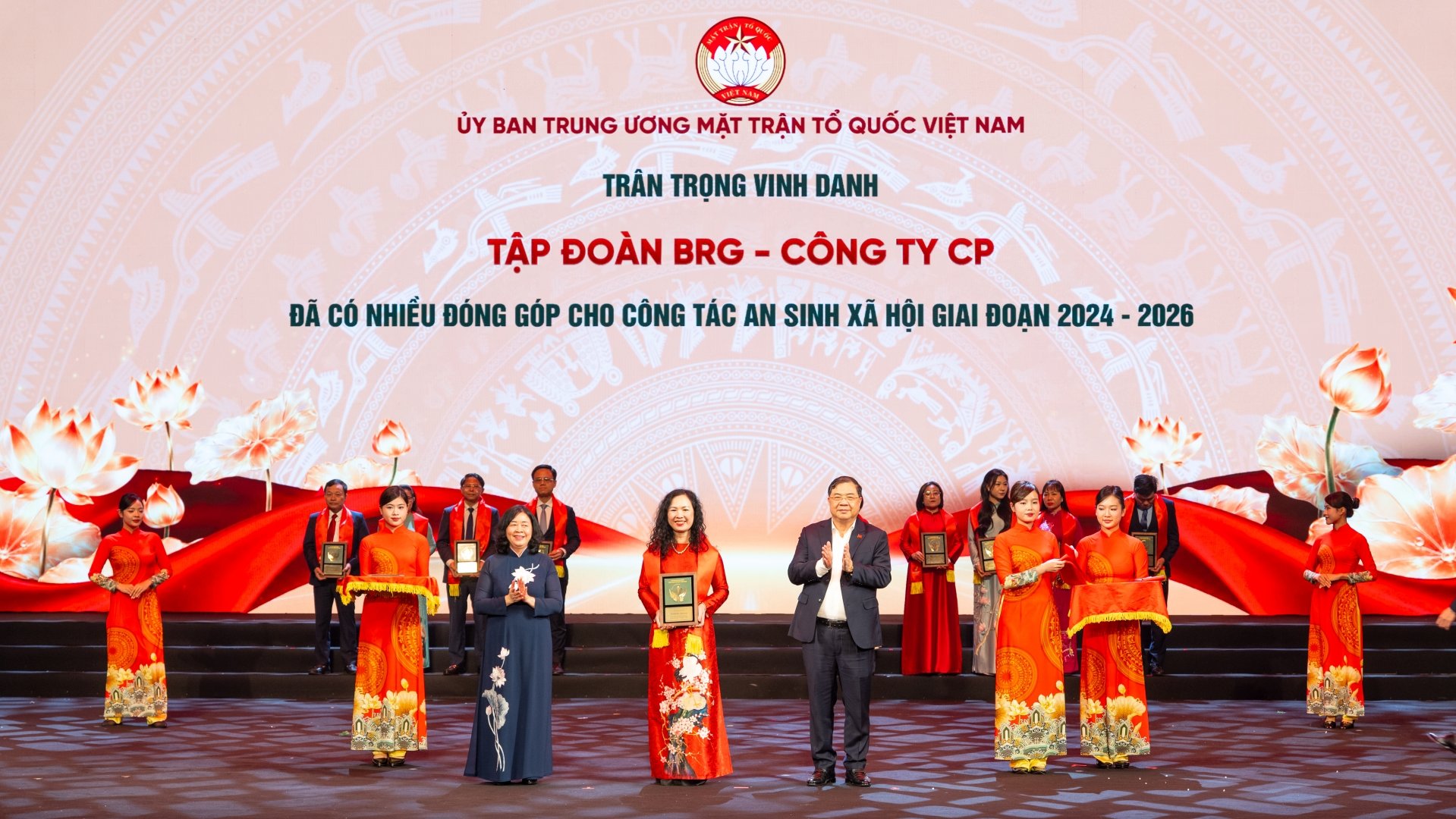 Đồng ch&iacute; Ủy vi&ecirc;n Bộ Ch&iacute;nh trị, B&iacute; thư Trung ương Đảng, Chủ tịch Ủy ban Trung ương Mặt trận Tổ quốc Việt Nam B&ugrave;i Thị Minh Ho&agrave;i v&agrave; Đồng ch&iacute; Ủy vi&ecirc;n Bộ Ch&iacute;nh trị, Ph&oacute; Thủ tướng Thường trực Ch&iacute;nh phủ Phạm Gia T&uacute;c trao biểu trưng vinh danh cho đại diện Tập đo&agrave;n BRG