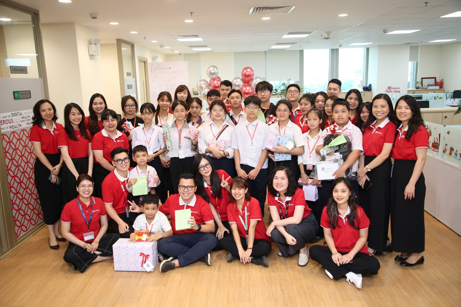 C&aacute;c em học sinh được thăm quan trải nghiệm m&ocirc;i trường l&agrave;m việc tại Tập đo&agrave;n BRG v&agrave; Ng&acirc;n h&agrave;ng SeABank