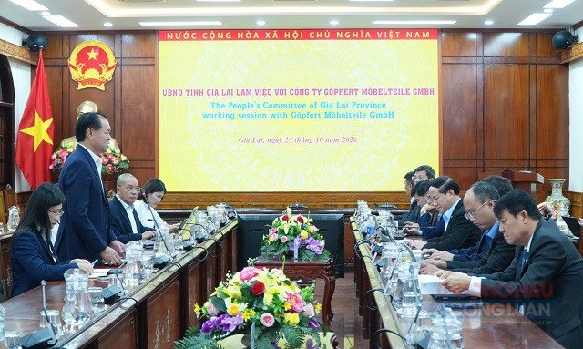 &Ocirc;ng Nguyễn Thanh Phong (đứng b&ecirc;n tr&aacute;i) giới thiệu về dự &aacute;n. Ảnh: K-L