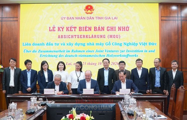 L&atilde;nh đạo C&ocirc;ng ty G&ouml;pfert M&ouml;belteile GmbH v&agrave; C&ocirc;ng ty CP Năng lượng sinh học Ph&uacute; T&agrave;i k&yacute; Bi&ecirc;n bản ghi nhớ hợp t&aacute;c đầu tư Nh&agrave; m&aacute;y gỗ c&ocirc;ng nghiệp Việt-Đức. Ảnh: K-L