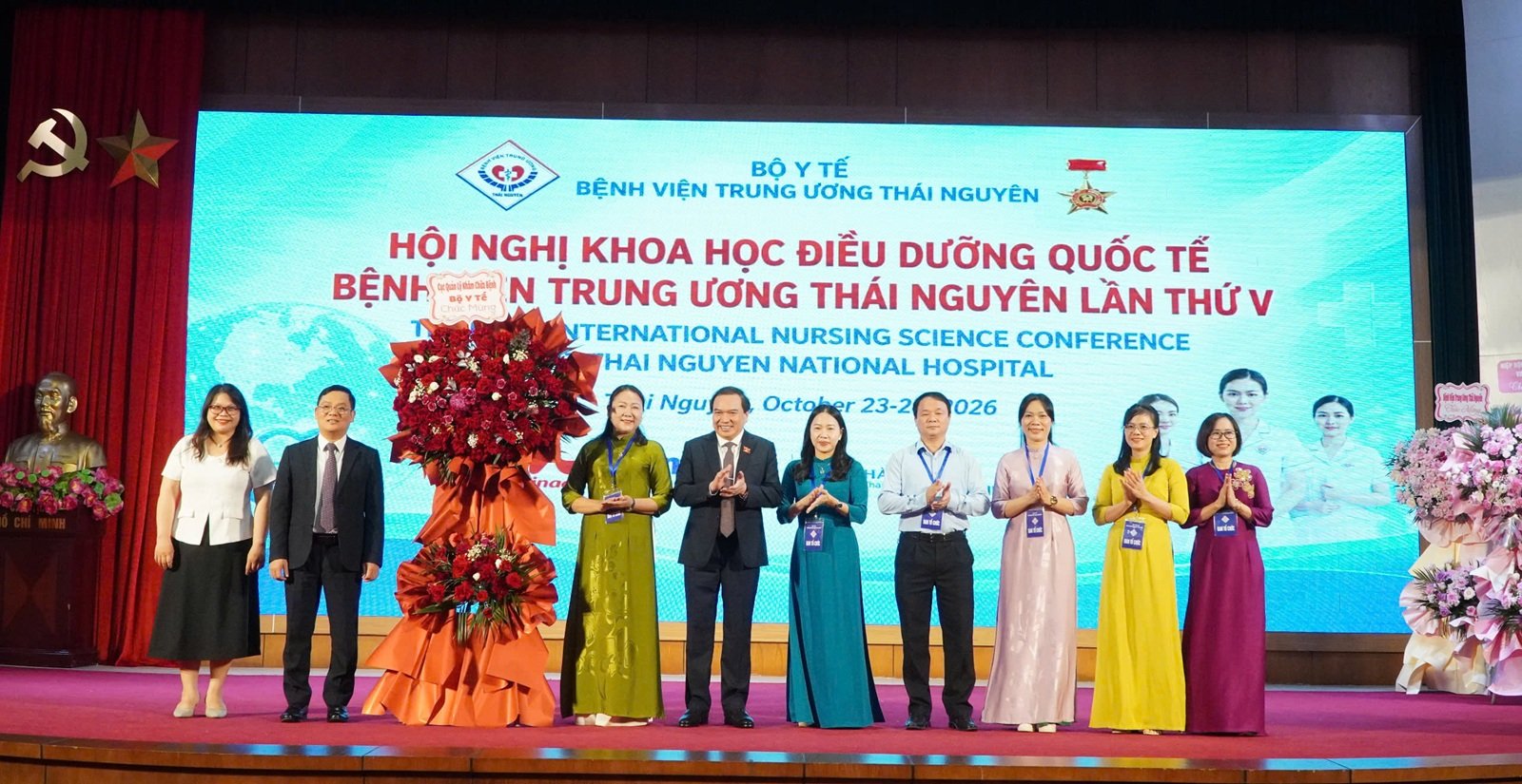 Đại diện Hội Điều dưỡng Việt Nam và Chi hội Điều dưỡng Ngoại khoa Việt Nam tặng hoa chúc mừng Hội nghị Đại diện Hội Điều dưỡng Việt Nam và Chi hội Điều dưỡng Ngoại khoa Việt Nam tặng hoa chúc mừng Hội nghị
