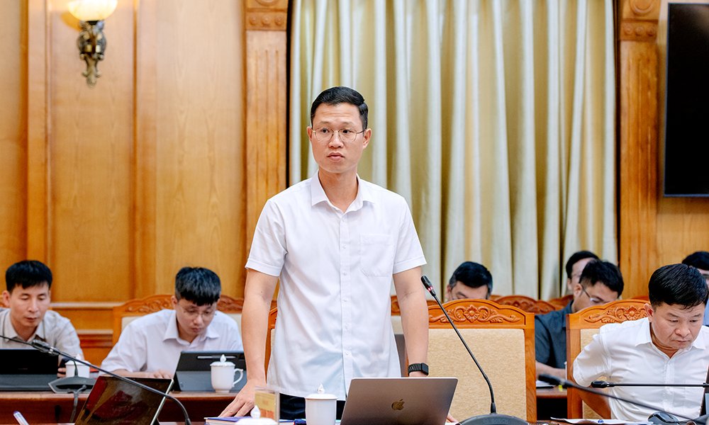 Giám đốc Sở Khoa học và Công nghệ báo cáo một số vấn đề liên quan đến việc triển khai các bài toán lớn. Giám đốc Sở Khoa học và Công nghệ báo cáo một số vấn đề liên quan đến việc triển khai các bài toán lớn.