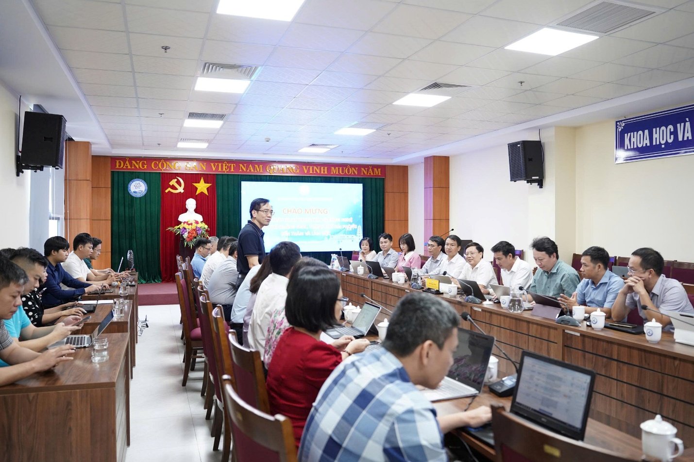 Quang cảnh buổi l&agrave;m việc.