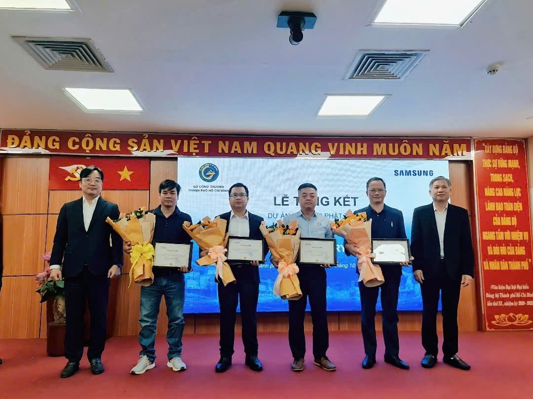 Lãnh đạo Samsung Việt Nam (ngoài cùng bên trái) và lãnh đạo Sở Công Thưởng TP HCM (ngoài cùng bên phải) tặng hoa chúc mừng và chứng nhận cho đại diện bốn doanh nghiệp tham gia chương trình Lãnh đạo Samsung Việt Nam (ngoài cùng bên trái) và lãnh đạo Sở Công Thưởng TP HCM (ngoài cùng bên phải) tặng hoa chúc mừng và chứng nhận cho đại diện bốn doanh nghiệp tham gia chương trình