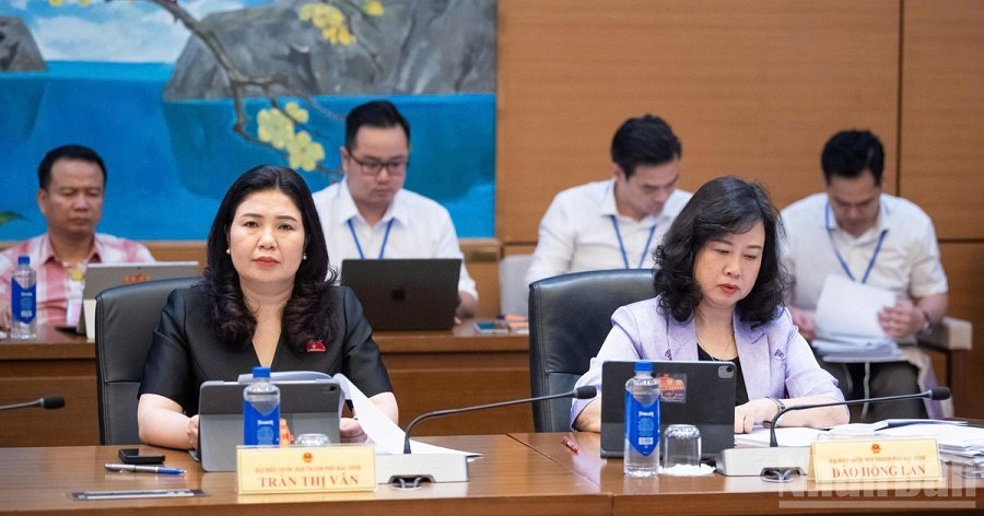 Đoàn đại biểu tỉnh Bắc Ninh thảo luận tại tổ chiều 24/10. (Ảnh: THỦY NGUYÊN) Đoàn đại biểu tỉnh Bắc Ninh thảo luận tại tổ chiều 24/10. (Ảnh: THỦY NGUYÊN)