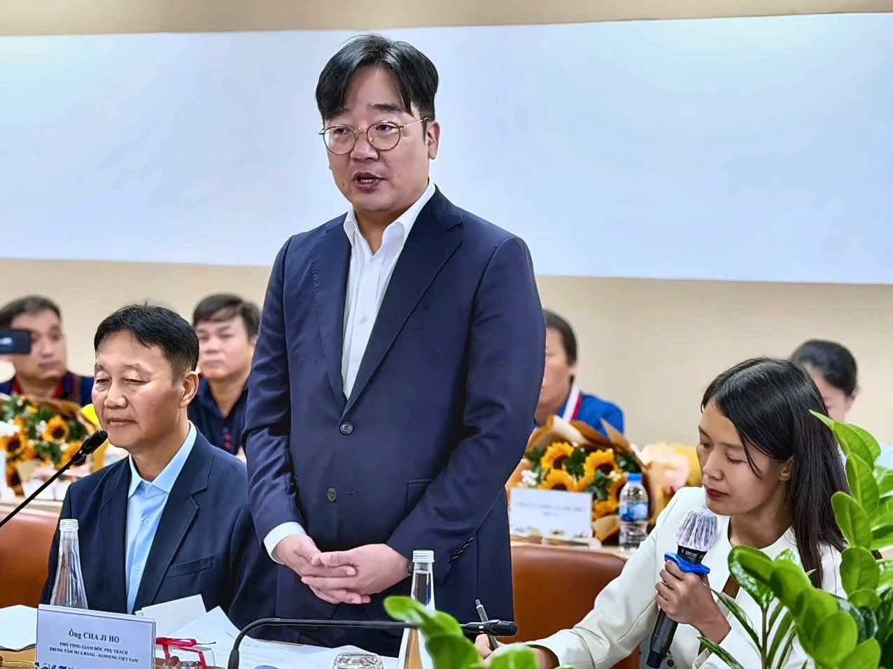 Ông Cha Ji Ho, Phó Tổng Giám đốc Phụ trách Trung tâm Mua hàng Samsung Việt Nam, phát biểu tại sự kiện. Ông Cha Ji Ho, Phó Tổng Giám đốc Phụ trách Trung tâm Mua hàng Samsung Việt Nam, phát biểu tại sự kiện.