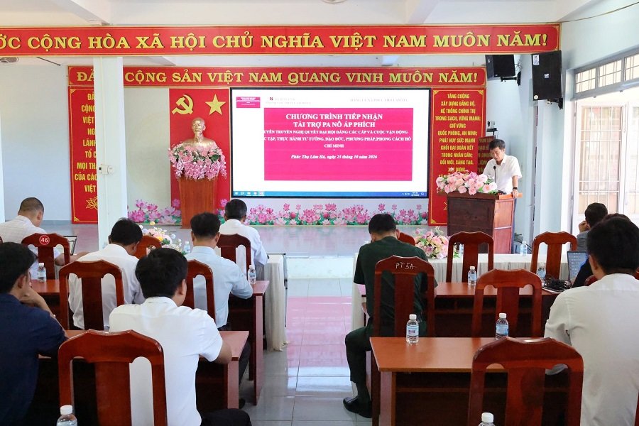 Quang cảnh buổi lễ Agribank Chi nh&aacute;nh Lộc Ph&aacute;t L&acirc;m Đồng trao tặng 100 pano tuy&ecirc;n truyền cho x&atilde; Ph&uacute;c Thọ L&acirc;m H&agrave;, tổng trị gi&aacute; 100 triệu đồng.