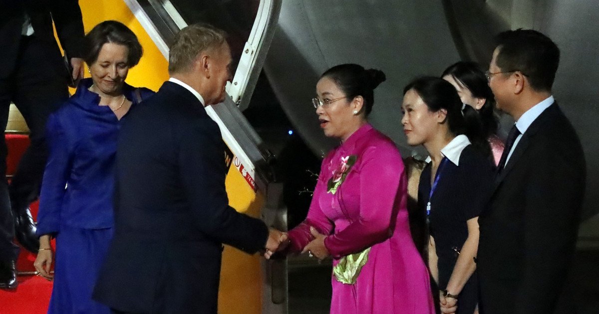 Phó Chủ tịch Ủy ban nhân dân thành phố Đà Nẵng Nguyễn Thị Anh Thi đón Thủ tướng Cộng hòa Ba Lan Donald Tusk tại Sân bay Quốc tế Đà Nẵng. (Ảnh: TTXVN) Phó Chủ tịch Ủy ban nhân dân thành phố Đà Nẵng Nguyễn Thị Anh Thi đón Thủ tướng Cộng hòa Ba Lan Donald Tusk tại Sân bay Quốc tế Đà Nẵng. (Ảnh: TTXVN)