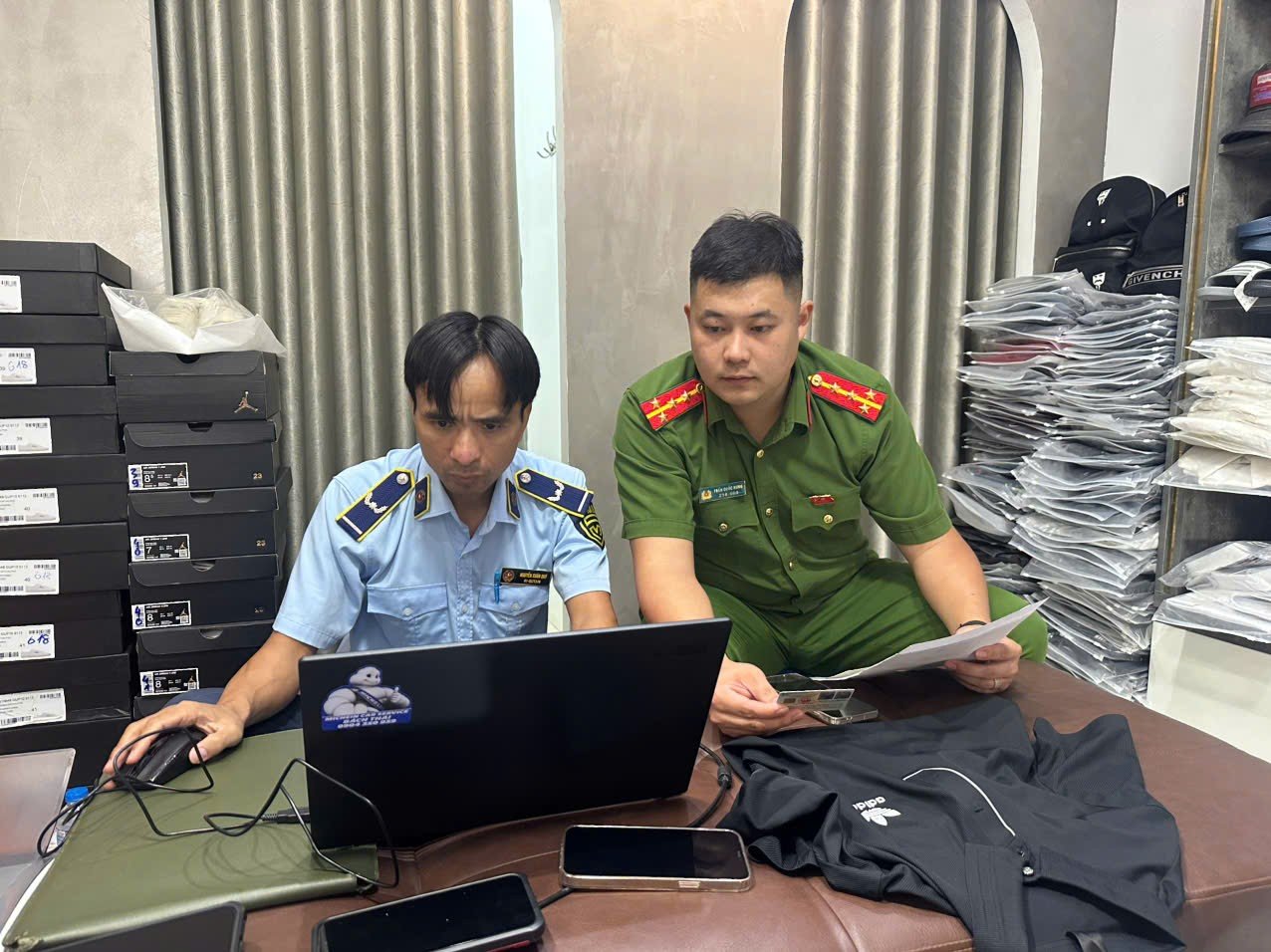 Lực lượng phối hợp kiểm tra h&agrave;ng h&oacute;a tại cơ sở kinh doanh. Ảnh: C&ocirc;ng an TP H&agrave; Nội