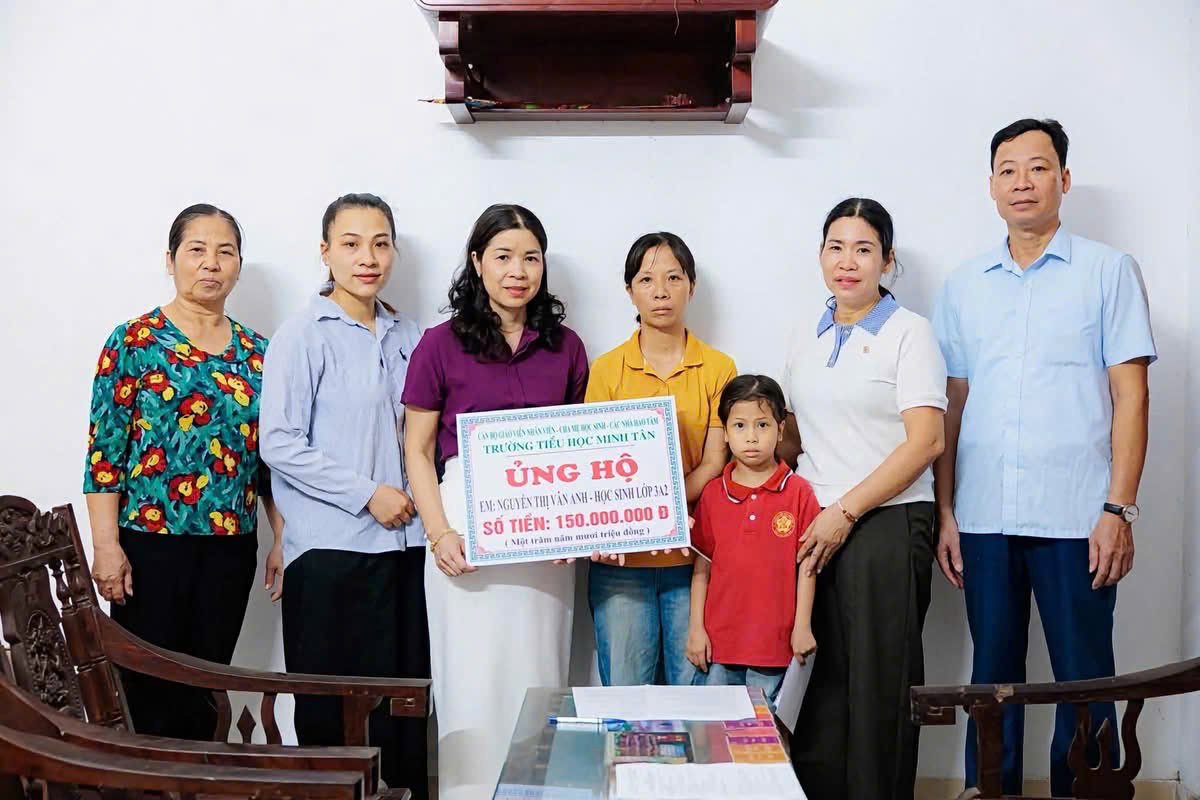 Trường Tiểu học Minh T&acirc;n trao tặng 150 triệu đồng hỗ trợ học sinh phẫu thuật tim.