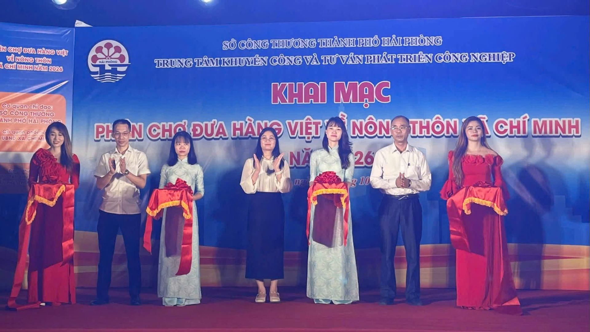 Các đại biểu thực hiện nghi thức khai mạc. Các đại biểu thực hiện nghi thức khai mạc.