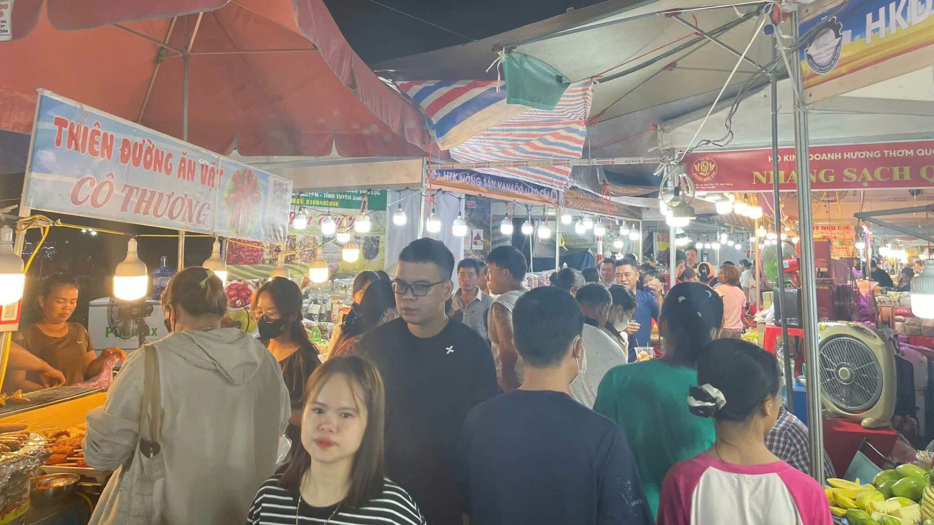 Đông đảo người tiêu dùng đến với hội chợ. Đông đảo người tiêu dùng đến với hội chợ.