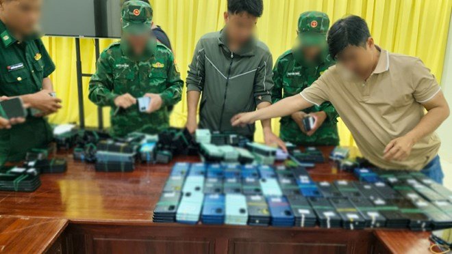 Lực lượng chức năng kiểm đếm số điện thoại kh&ocirc;ng r&otilde; nguồn gốc xuất xứ