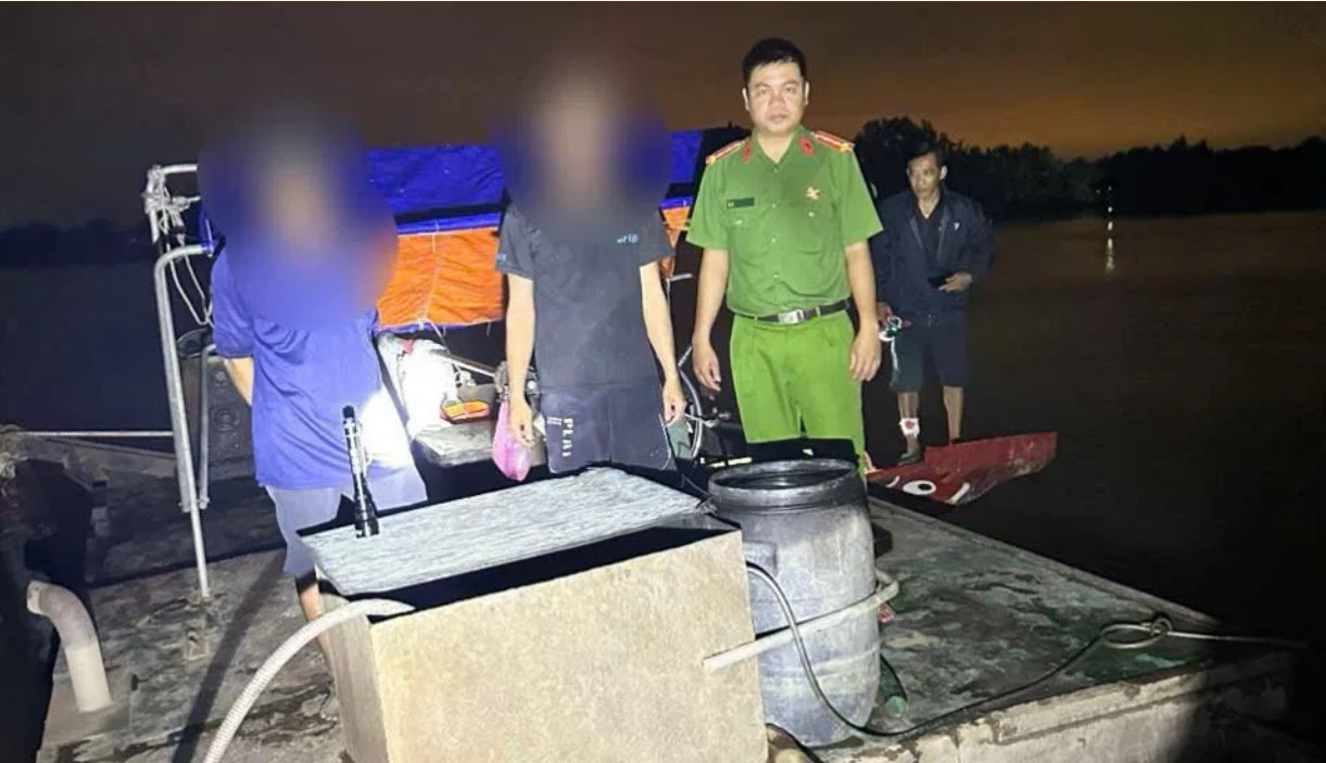 Lực lượng chức năng kiểm tra phương tiện vận tải đường thủy