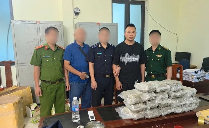Lực lượng Hải quan phối hợp với c&aacute;c lực lượng chức năng kiểm tra, ph&aacute;t hiện l&ocirc; h&agrave;ng chứa thảo mộc nghi l&agrave; cần sa tại Cửa khẩu quốc tế Cầu Treo.