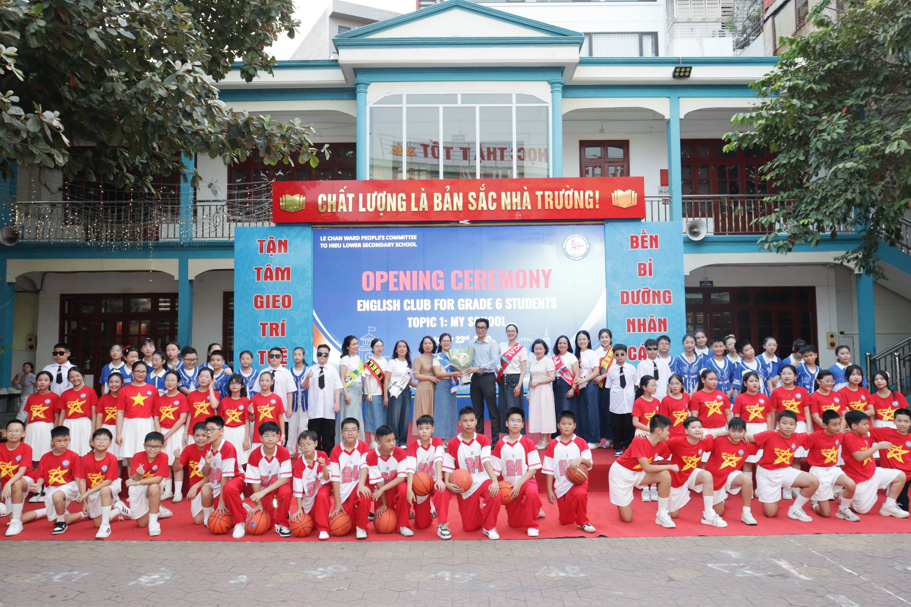 Ban Giám hiệu Trường THCS Tô Hiệu tặng hoa thầy, cô giáo và các em học sinh khối 6 tham gia Câu lạc bộ. Ban Giám hiệu Trường THCS Tô Hiệu tặng hoa thầy, cô giáo và các em học sinh khối 6 tham gia Câu lạc bộ.