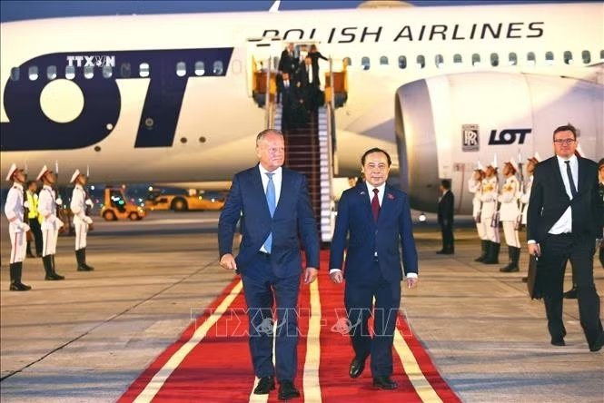 Bộ trưởng Bộ Khoa học v&agrave; C&ocirc;ng nghệ Vũ Hải Qu&acirc;n đ&oacute;n Thủ tướng Cộng h&ograve;a Ba Lan Donald Tusk tại s&acirc;n bay Quốc tế Nội B&agrave;i (H&agrave; Nội). Ảnh: Minh Đức/TTXVN