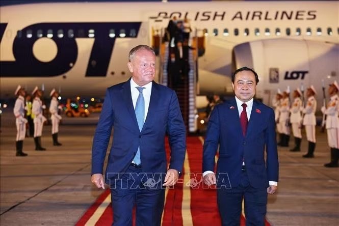 Bộ trưởng Bộ Khoa học v&agrave; C&ocirc;ng nghệ Vũ Hải Qu&acirc;n đ&oacute;n Thủ tướng Cộng h&ograve;a Ba Lan Donald Tusk tại s&acirc;n bay Quốc tế Nội B&agrave;i. Ảnh: Minh Đức/TTXVN
