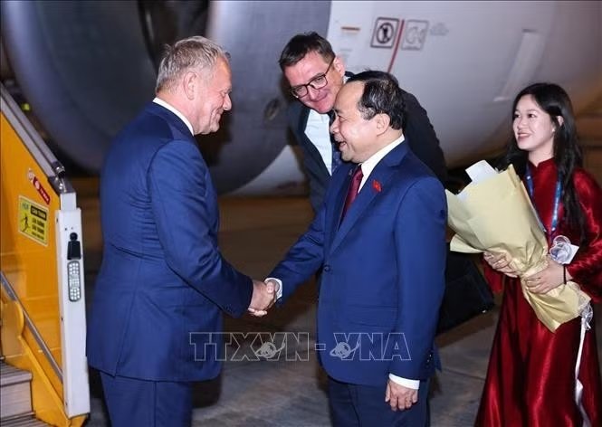 Bộ trưởng Bộ Khoa học v&agrave; C&ocirc;ng nghệ Vũ Hải Qu&acirc;n đ&oacute;n Thủ tướng Cộng h&ograve;a Ba Lan Donald Tusk tại s&acirc;n bay Quốc tế Nội B&agrave;i (H&agrave; Nội). Ảnh: Minh Đức/TTXVN